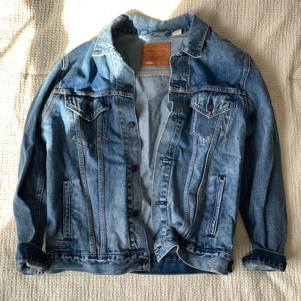 Levi’s Men’s Denim Jacket (Medium Wash, size L)